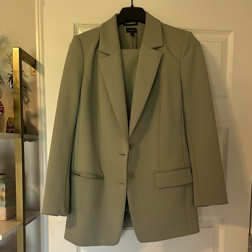 Express Suit in Sage Green Sz L